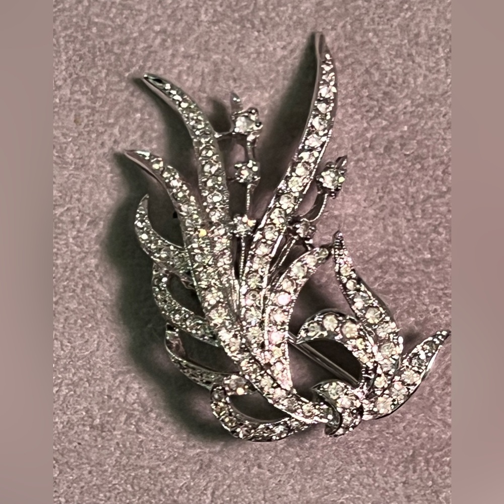 Vintage silver tone art deco piece-with diamond fake stones spread like leaves